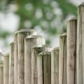 Comment installer et entretenir une clôture à piquets traitée sous pression