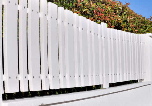 Tout ce que vous devez savoir sur les clôtures à mailles losangées recouvertes de vinyle blanc