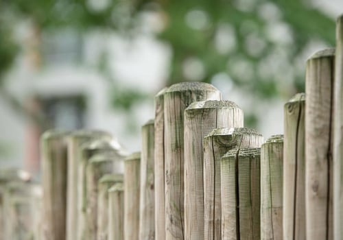Comment installer et entretenir une clôture à piquets traitée sous pression